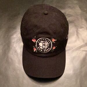 New era, Brooklyn Nets basketball cap with roses.